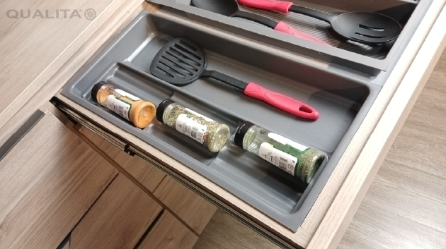 El organizador de condimenteros QUALITA ofrece suficiente espacio de almacenamiento para los utensilios de la cocina.